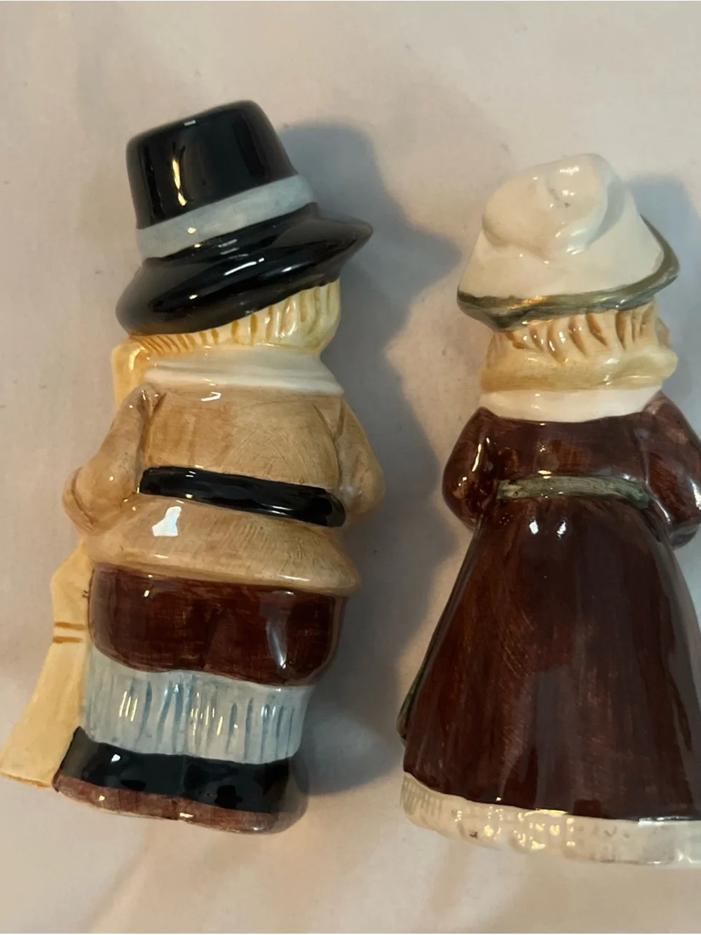 Vintage 1982 Holiday Pilgrim Couple Ceramic S&P shakers - Beige & White